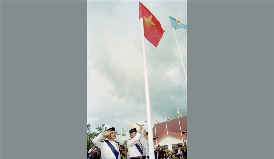 Nghi thức thượng cờ tại Lễ kết nạp Việt Nam là thành viên chính thức thứ 7 của ASEAN, chiều 28.7.1995, tại Thủ đô Bandar Seri Begawan (Brunei). Ảnh: TTXVN