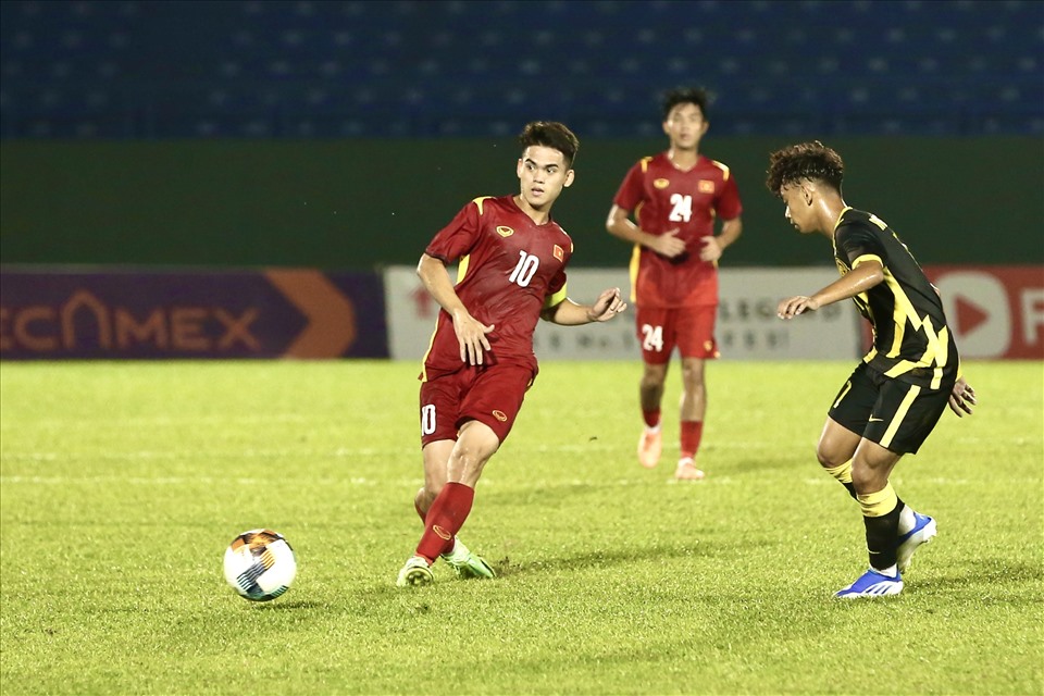 Sau bàn thua, U19 Việt Nam thi đấu có phần lúng túng. Đội bóng của ông Đinh Thế Nam thiếu quyết đoán trong những tình huống quyết định.