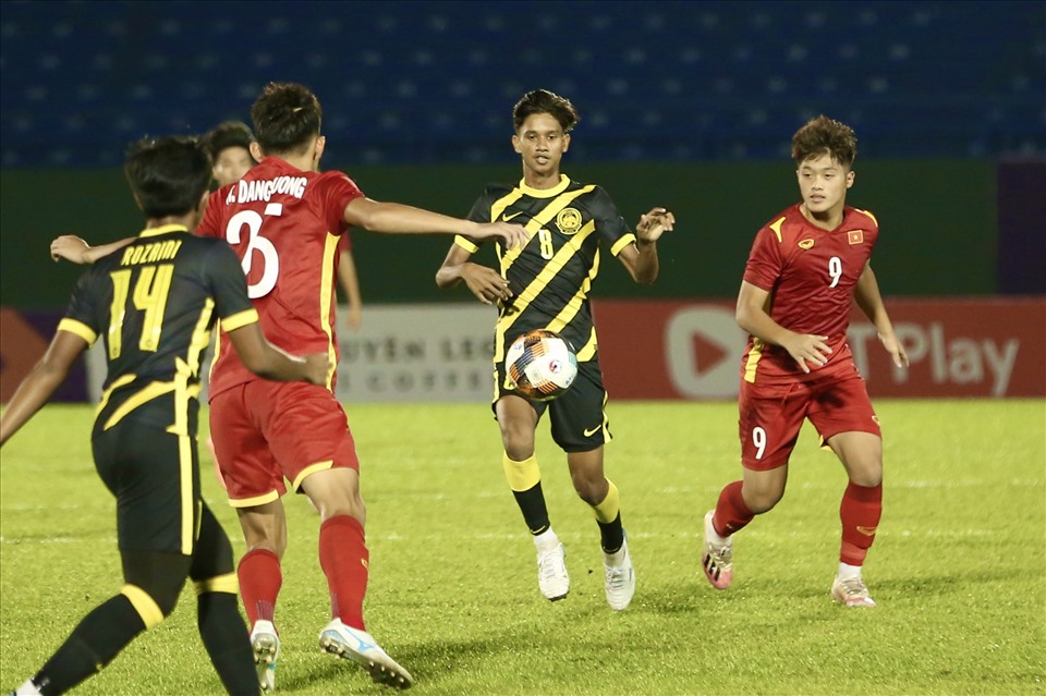 U19 Việt Nam có khởi đầu khó khăn khi sớm thủng lưới từ phút thứ 6. Bin Mohammad là người lập công cho “Những chú hổ con“.