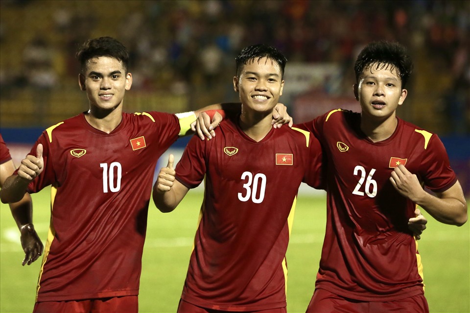 Tuy nhiên, điều U19 Việt Nam cần là bàn thắng cũng đến ở phút 28. Từ một tình huống lộn xộn trước khung thành U19 Malaysia. Phải mất đến 2 nhịp đánh đầu thì Đức Anh (số 30) bóng mới được đưa vào lưới.