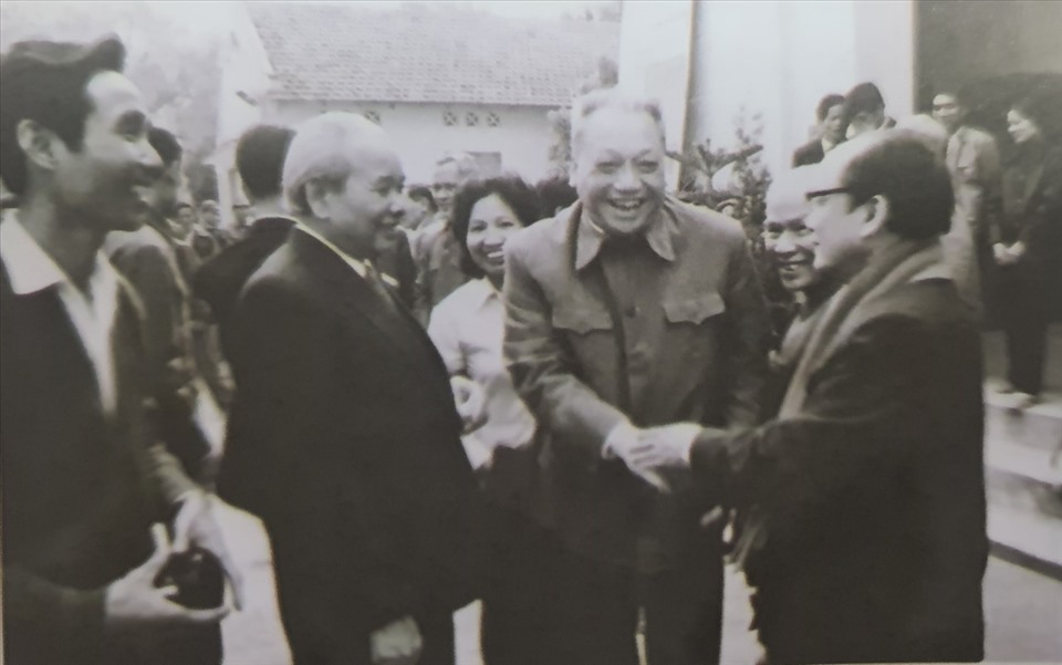 Đồng chí Hoàng Quốc Việt (phải), Hà Kế Tấn, Xuân Thủy trong buổi dự lễ kỷ niệm thành lập Báo Lao Động năm 1978.