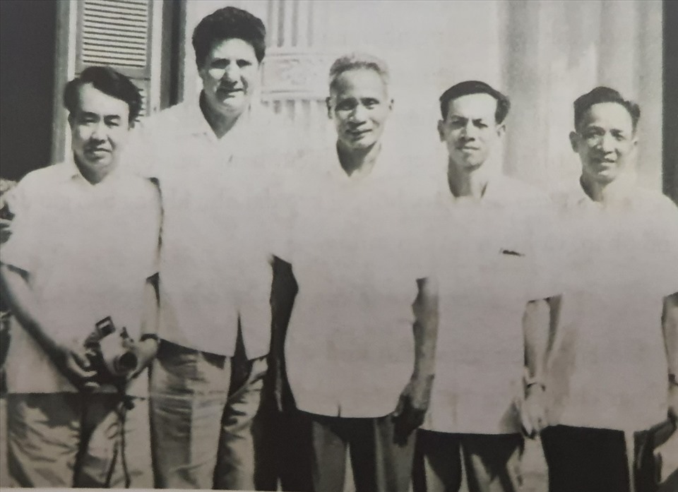 Cố Thủ tướng Phạm Văn Đồng với Phóng viên Báo Lao Động Liên Xô và Tổng Biên tập Lê Vân (thứ nhất bên phải).