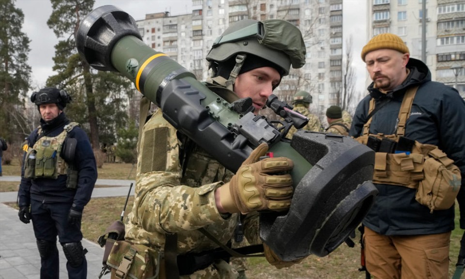 Lính Ukraina vác tên lửa NLAW tại thủ đô Kiev hồi đầu tháng 3. Ảnh: AP