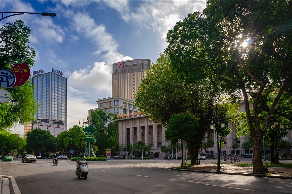 Mặt trời lên cao trên bầu trời thủ đô.