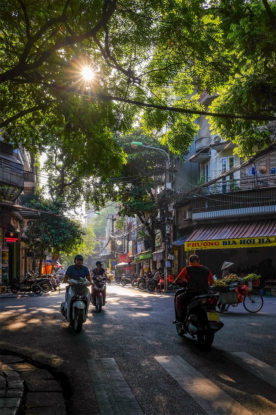 Người dân rục rịch bắt đầu các hoạt động của cuộc sống hàng ngày.