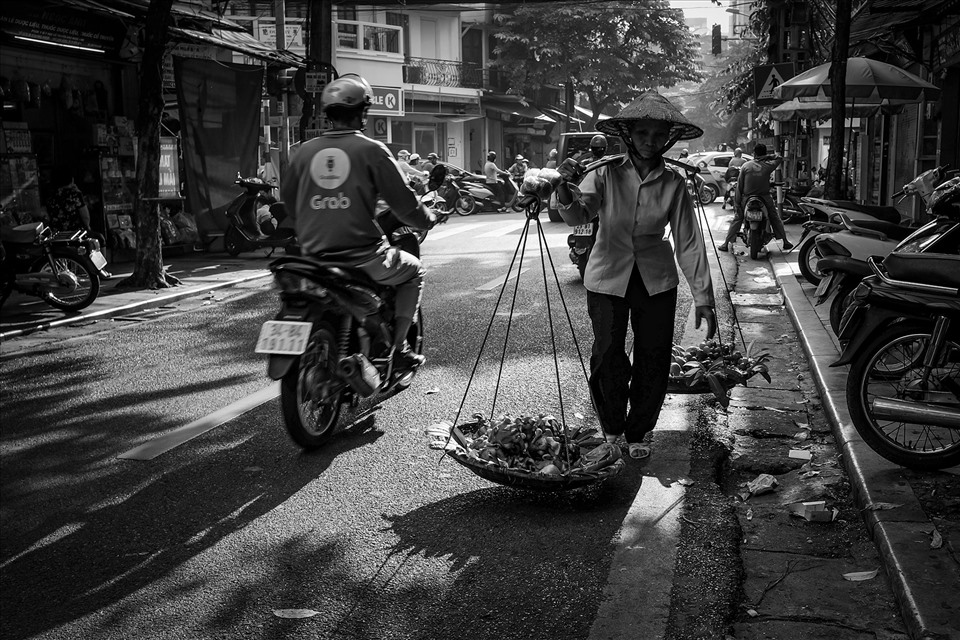 Những người bán hàng rong bắt đầu công việc thường ngày.
