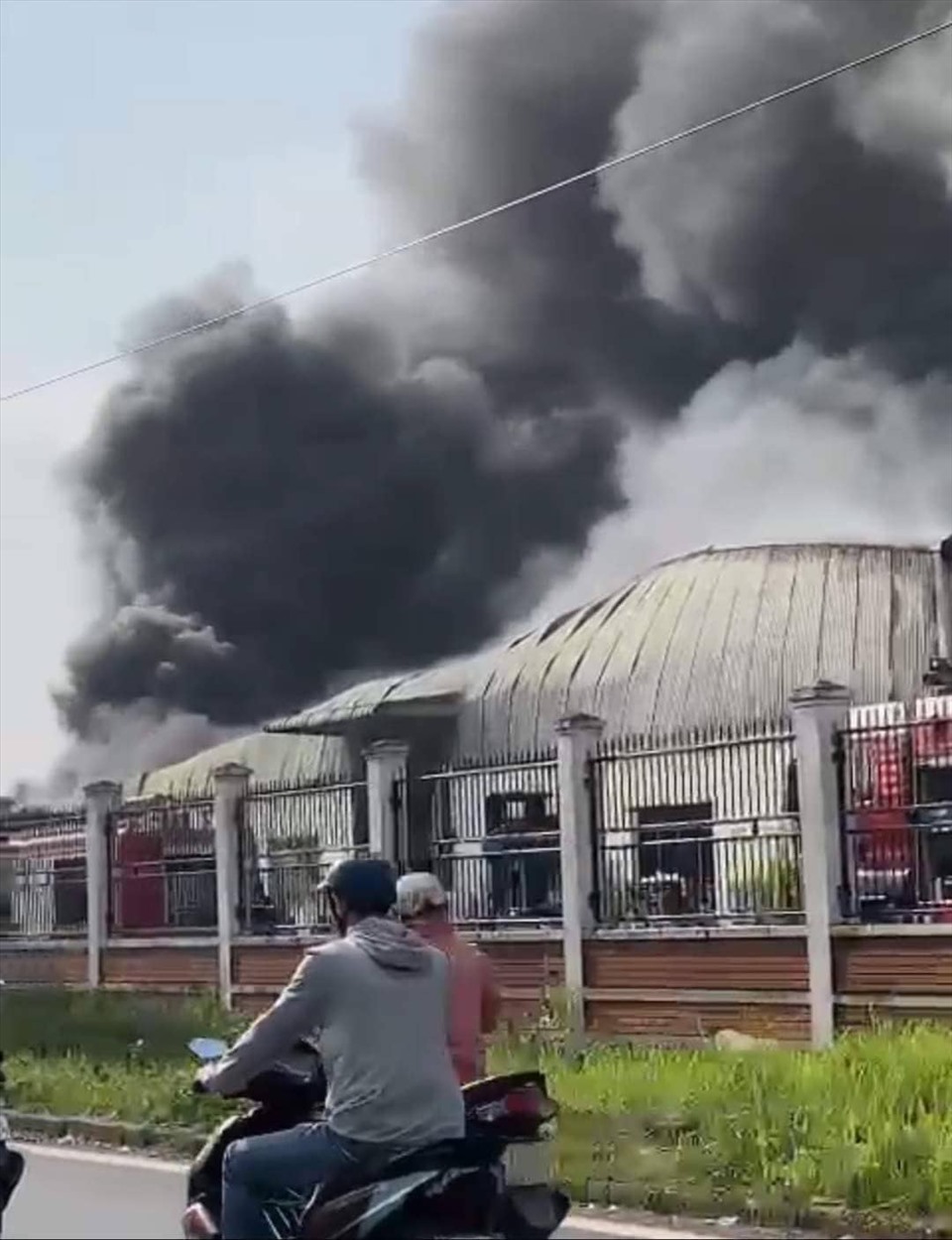 Hình ảnh vụ cháy nhà xưởng tại Khu công nghiệp Quang Minh.