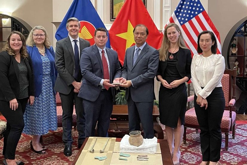 Đại sứ quán Việt Nam tại Mỹ tiếp nhận hiện vật, cổ vật văn hóa từ FBI. Ảnh: ĐSQ Việt Nam tại Mỹ