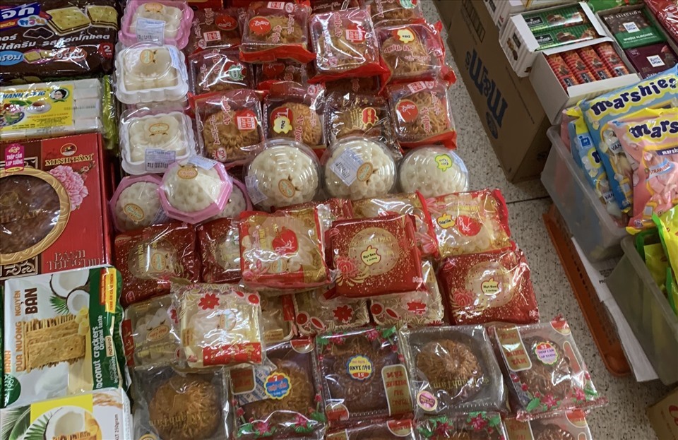 Một số loại bánh Trung thu được bày bán tại chợ Bình Tây (Quận 6, TPHCM).