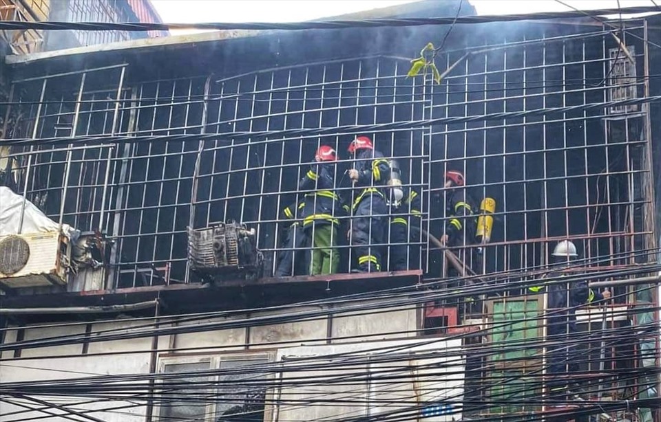 Lực lượng PCCC làm công tác dập lửa trong đám cháy.