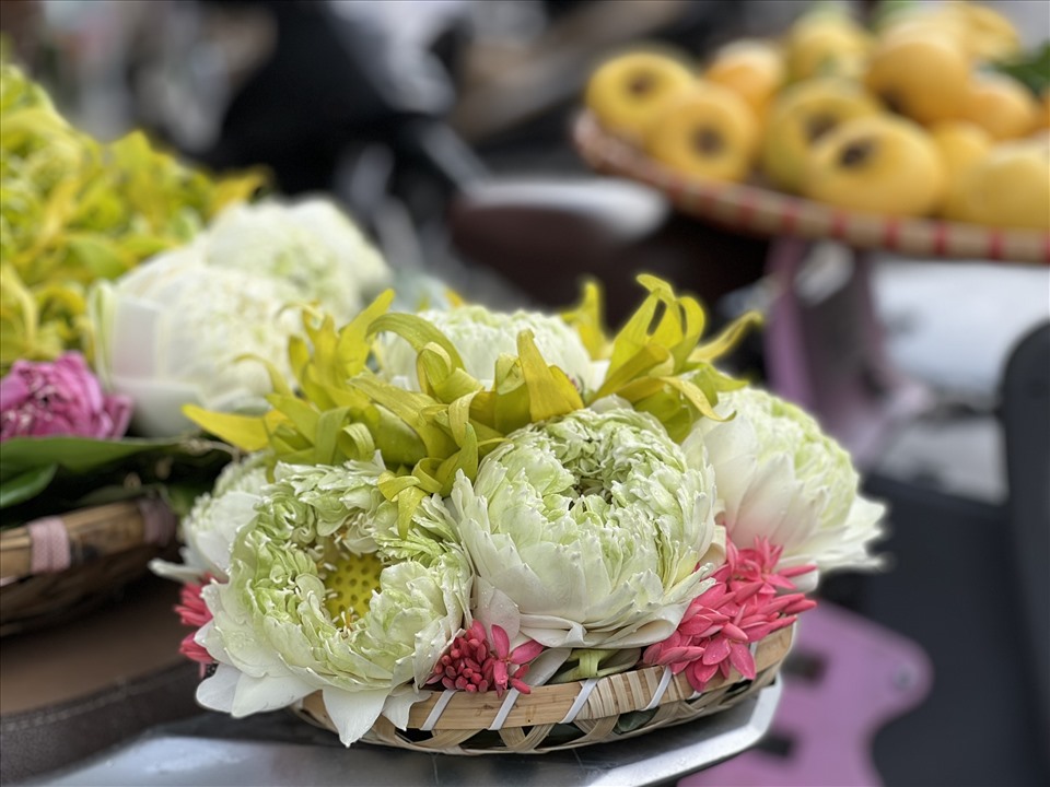 Những mẹt hoa có giá từ 150.000 - 300.000 đồng/mẹt được nhiều người ưa chuộng. Ảnh: Nguyễn Thúy.