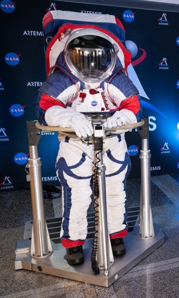 Bộ đồ phi hành gia mới được NASA giới thiệu năm 2019 nhưng chưa đưa vào sản xuất. Ảnh chụp màn hình