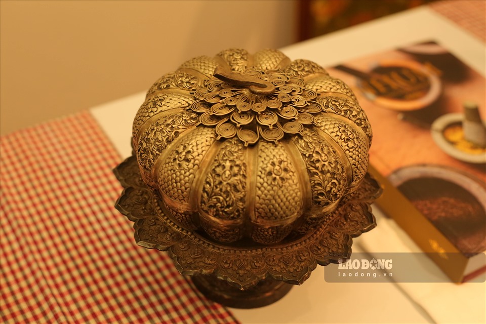 Hộp bạc đựng trang sức hình quả bí ngô được các nghệ nhân Campuchia chế tác tinh xảo.