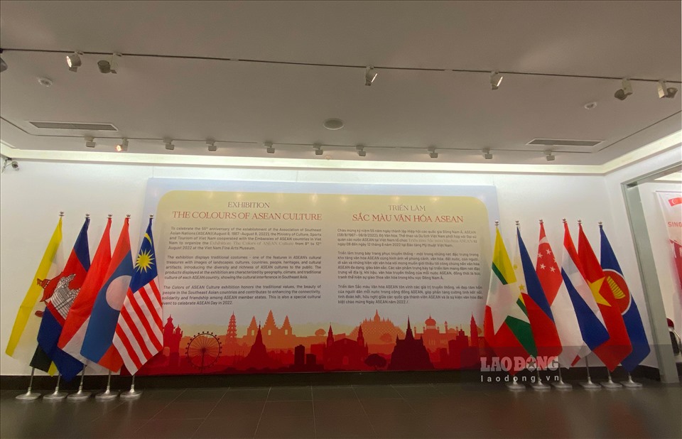 “Sắc màu Văn hóa ASEAN” là sự kiện chào mừng kỷ niệm 55 năm ngày thành lập Hiệp hội các quốc gia Đông Nam Á (8.8.1967 - 8.8.2022). Triển lãm nhằm tôn vinh các giá trị truyền thống, cũng như vẻ đẹp tâm hồn của người dân mỗi nước trong cộng đồng ASEAN. Từ đó, góp phần tăng cường tính kết nối, tình đoàn kết, hữu nghị giữa các quốc gia thành viên ASEAN. Đây cũng được xem là sự kiện văn hóa đặc biệt chào mừng Ngày ASEAN năm 2022.