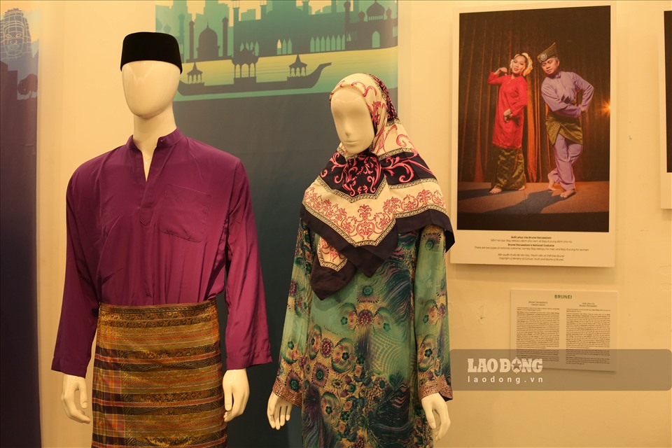 Triển lãm “Sắc màu Văn hóa ASEAN” trưng bày trang phục truyền thống của từng nước thành viên, từ đó thể hiện nét đặc trưng trong kho tàng văn hóa ASEAN. Trên hình là bộ trang phục truyền thống của Brunei, nét đặc trưng của bộ trang phục này là chiếc khăn trùm đầu dấu tóc cho phụ nữ.