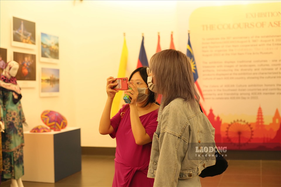 Chị L.P.N (25 tuổi, quận Đống Đa, Hà Nội) cho hay: “Tôi không am hiểu quá về văn hoá các nước, nhưng từng có dịp thăm thú, du lịch tại Thái Lan, Brunei,... Khi đến triển lãm này, tôi bị choáng ngợp bởi triển lãm truyền tải được đúng những nét văn hoá của các nước đó bằng hình ảnh, trang phục,...”