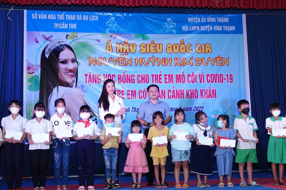 Á hậu – Hoa hậu Siêu quốc gia Nguyễn Huỳnh Kim Duyên trao học bổng cho trẻ em mồ côi vì dịch COVID-19 và trẻ em có hoàn cảnh khó khăn.
