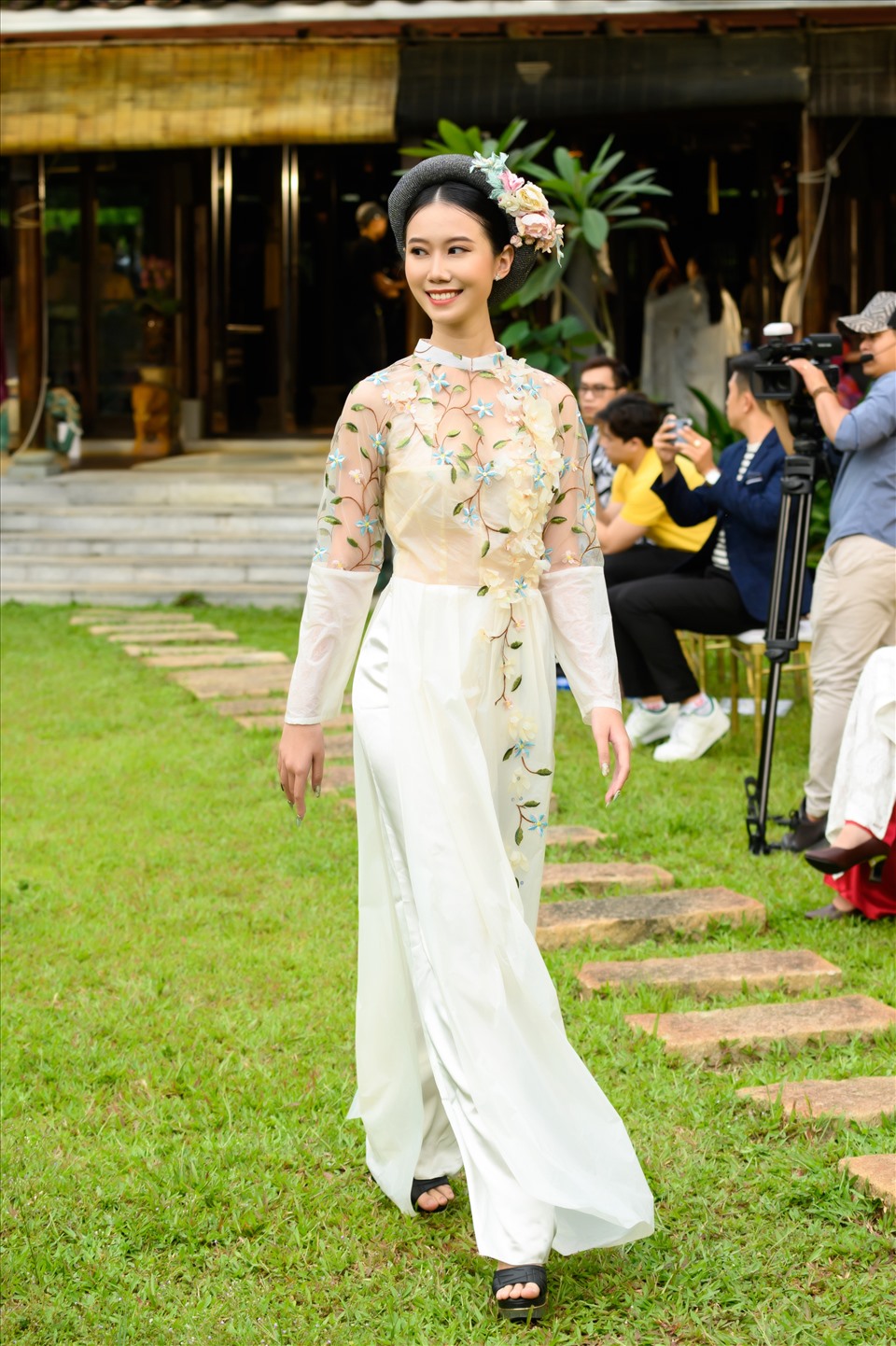 Bên cạnh Kim Tuyến, còn có sự xuất hiện đặc biệt của Top 5 người đẹp tài năng “Miss World Vietnam 2022” Nguyễn Vĩnh Hà Phương với vai trò người mẫu. Ảnh: NSCC