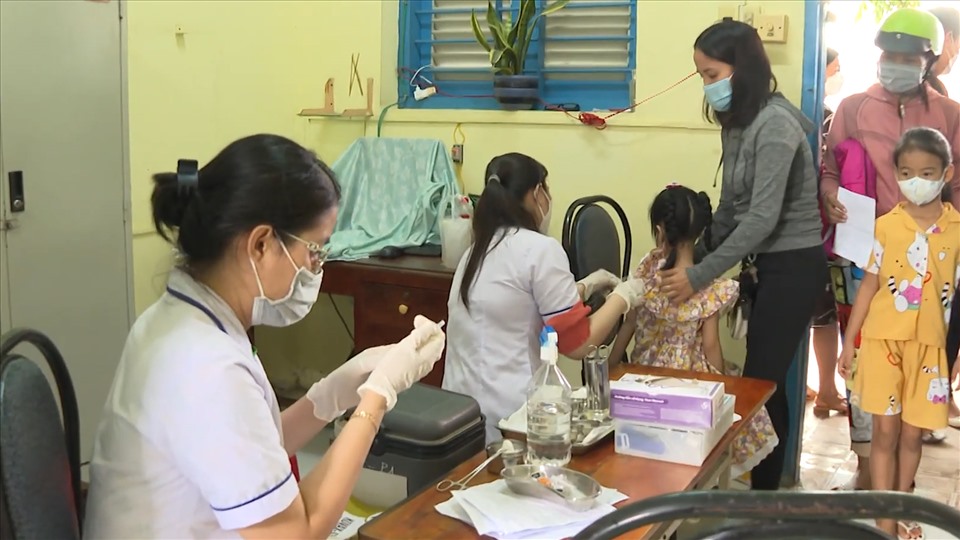 Tại các cơ sở tiêm Vaccine trong tỉnh Sóc Trăng những ngày gần đây luôn có nhiều trẻ dưới 12 tuổi đến tiêm Vaccine ngừa Covid-19