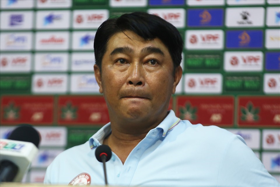 Huấn luyện viên Trần Minh Chiến chịu nhiều áp lực khi dẫn dắt TPHCM. Ảnh: Thanh Vũ