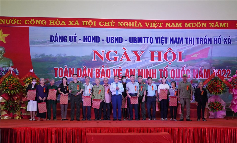 Bộ Công an, UBND tỉnh Quảng Trị và Công an tỉnh Quảng Trị trao quà gia đình chính sách. Ảnh: Hưng Thơ.