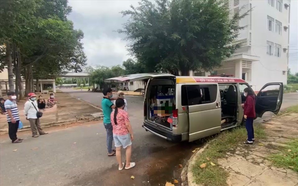 Nạn nhân được đưa đến bệnh viện đa khoa tỉnh Bình Thuận cấp cứu nhưng đã tử vong sau đó. Ảnh: DT