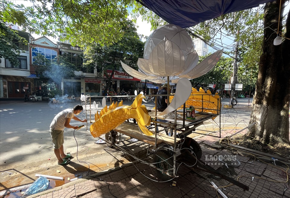 Sở dĩ gọi là “thợ không chuyên” vì đây đều là những người trong tổ dân phố, họ có thể là cán bộ về hưu hoặc đang làm các công việc khác. Nhưng mỗi dịp Trung thu đến bằng niềm yêu thích và mong muốn mang lại niềm vui cho con trẻ họ đã trở thành những người thợ làm đèn.