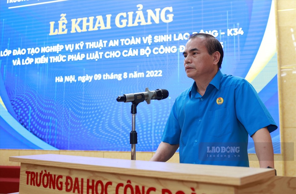 TS.Nguyễn Đức Tĩnh – Phó hiệu trưởng Trường Đại học Công đoàn phát biểu tại Lễ khai giảng. Ảnh: Hải Nguyễn