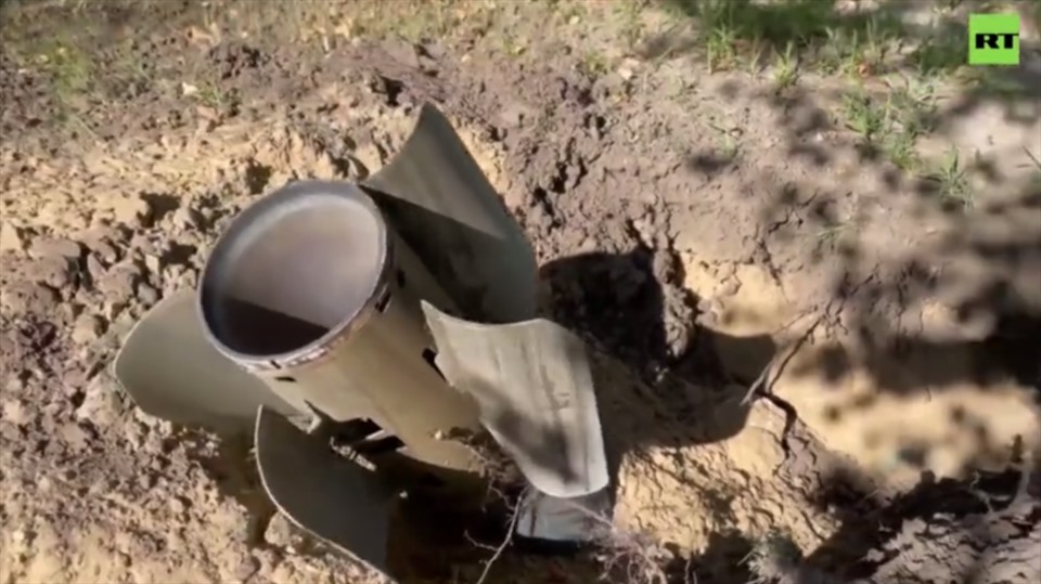 Một mảnh tên lửa sót lại ở nhà máy điện hạt nhân Zaporizhzhia, miền nam Ukraina. Ảnh: RT