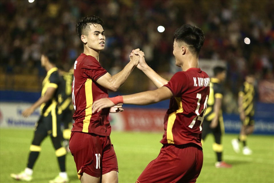 Văn Khang (trái) đang thi đấu xuất sắc cùng U19 Việt Nam. Ảnh: Thanh Vũ