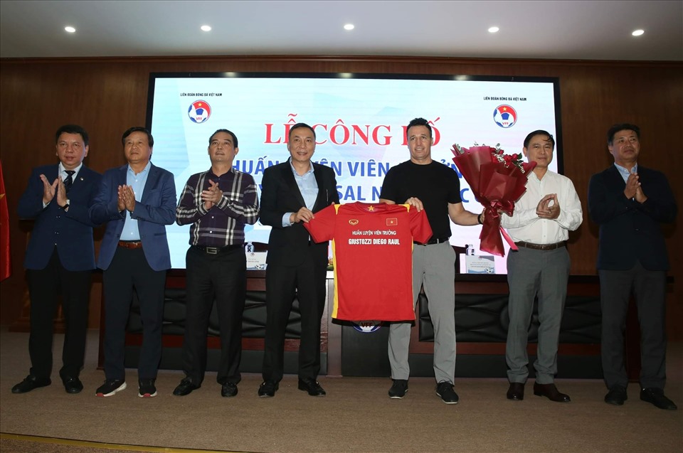 Huấn luyện viên Diego Giustozzi chính thức dẫn dắt đội tuyển futsal Việt Nam hướng đến World Cup 2024. Ảnh: H.A