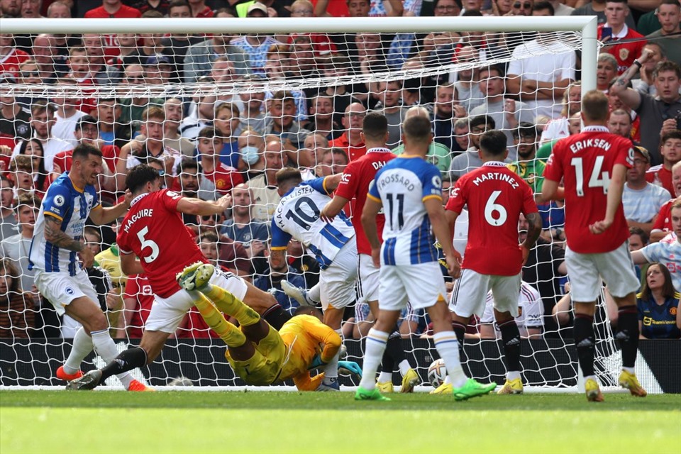 Khoảnh khắc làm chết lặng Old Trafford. Ảnh: AFP