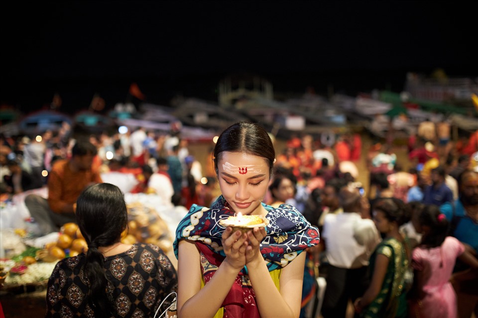 Tại buổi lễ, Á hậu Thủy Tiên hóa thân thành cô gái Ấn Độ xinh đẹp với phong cách trang điểm đặc trưng của phụ nữ Ấn và chiếc khăn choàng được thiết kế hoa văn phong cách Ấn. Thủy Tiên được người dân địa phương vẽ lên trán hình ảnh Lucky Sing. Lucky Sing đối với người dân Ấn Độ chính là hình ảnh tượng trưng cho sự bình an và may mắn