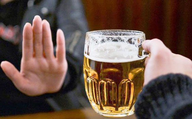 Những tác hại của việc uống rượu, bia khi đang đau dạ dày