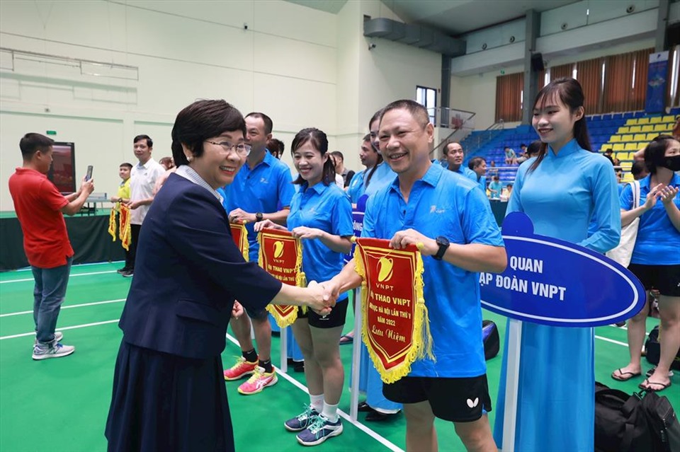 Bà Trần Thanh Thủy - Phó Tổng Giám đốc Tập đoàn VNPT trao cờ lưu niệm cho các đơn vị tham gia thi đấu.