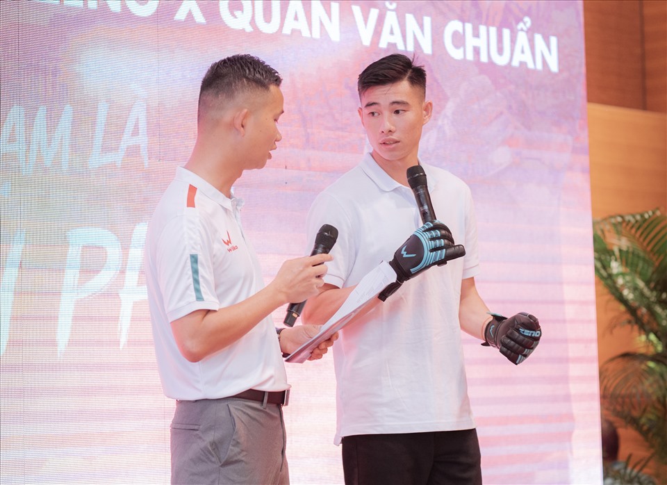 Thủ môn Quan Văn Chuẩn ra mắt bộ sưu tập găng tay riêng