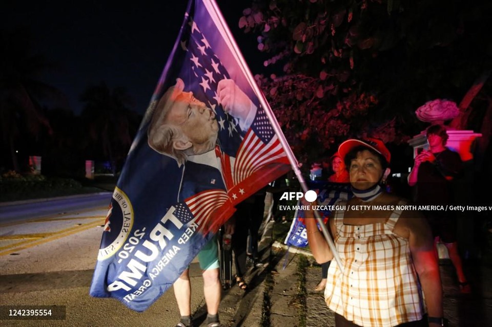 Người ủng hộ ông Donald Trump ở bên ngoài dinh thự riêng tại Florida ngày 8.8.2022. Ảnh: AFP