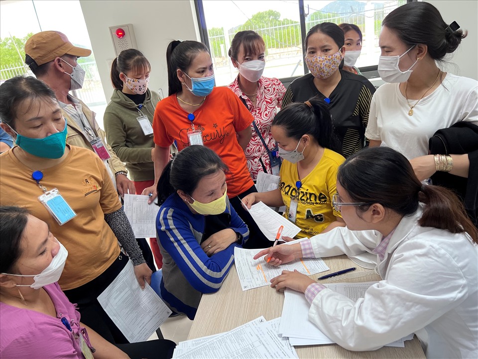 Nhân viên y tế Medlatec Bình Định tư vấn khám chữa bệnh cho công nhân