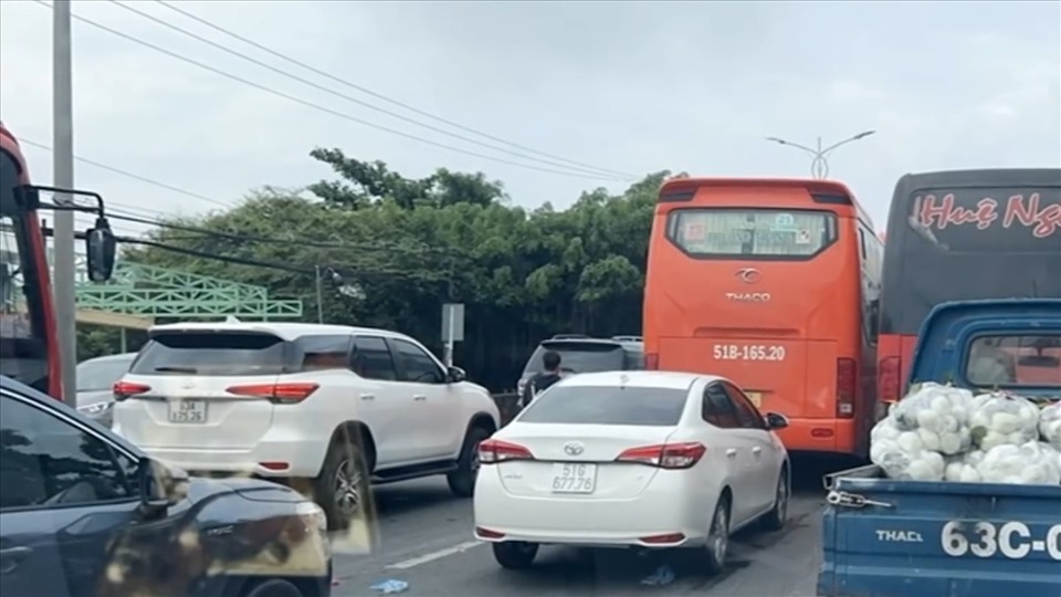 Lưu lượng xe đường QL1 song song với tuyến cao tốc Trung Lương - Mỹ Thuận tăng đột biến.