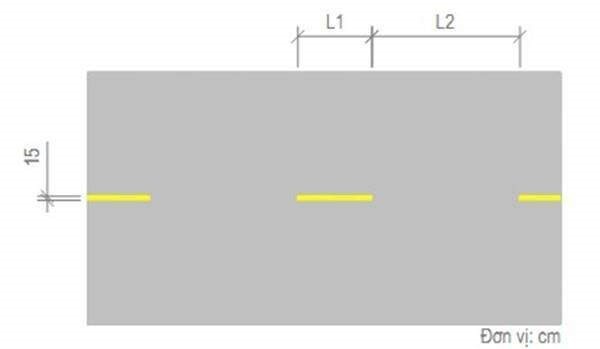 Vạch vàng nét đứt: Là loại vạch đơn, đứt nét, màu vàng (hay còn gọi là vạch 1.1) dùng để phân chia hai chiều xe ngược nhau ở đoạn đường có từ 2 làn xe trở lên và không có dải phân cách. Xe được phép cắt qua để đi ở làn ngược chiều từ cả 2 phía.