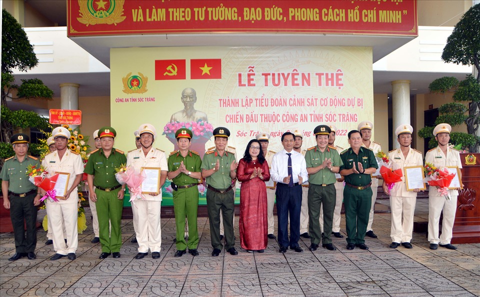 Lãnh đạo Tỉnh ủy, UBND tỉnh Sóc Trăng tặng hoa chúc mừng ra mắt Tiểu đoàn CSCĐ thuộc Công an tỉnh Sóc Trăng