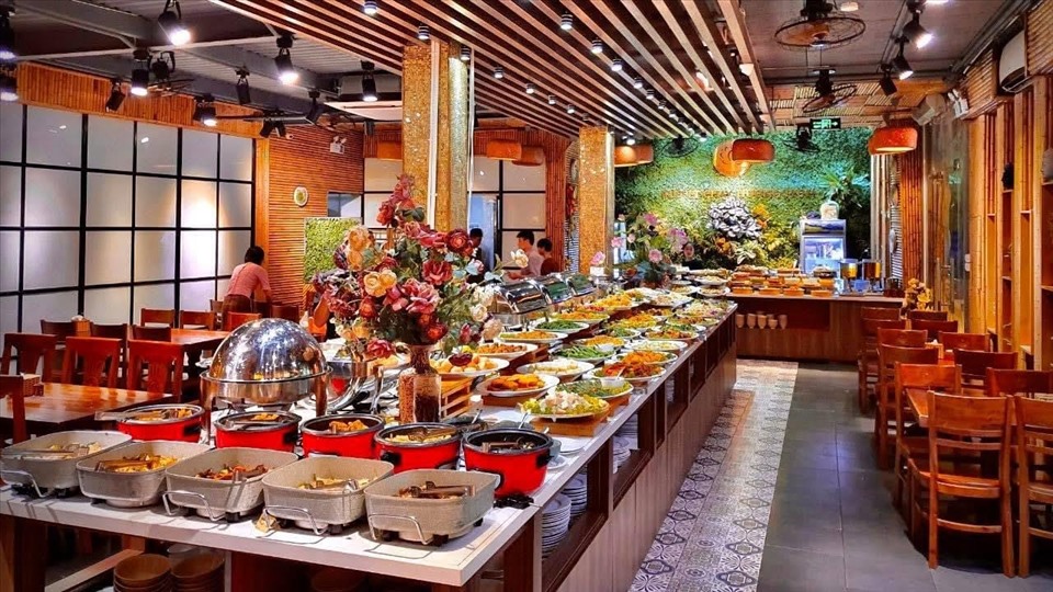 Nhà hàng phục vụ gần 70 món chay mỗi ngày. - Ảnh: Buffet chay Hương Thiền