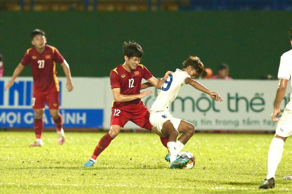 U19 Thái Lan bị ép sân trong hiệp 1. Ảnh: Thanh Vũ