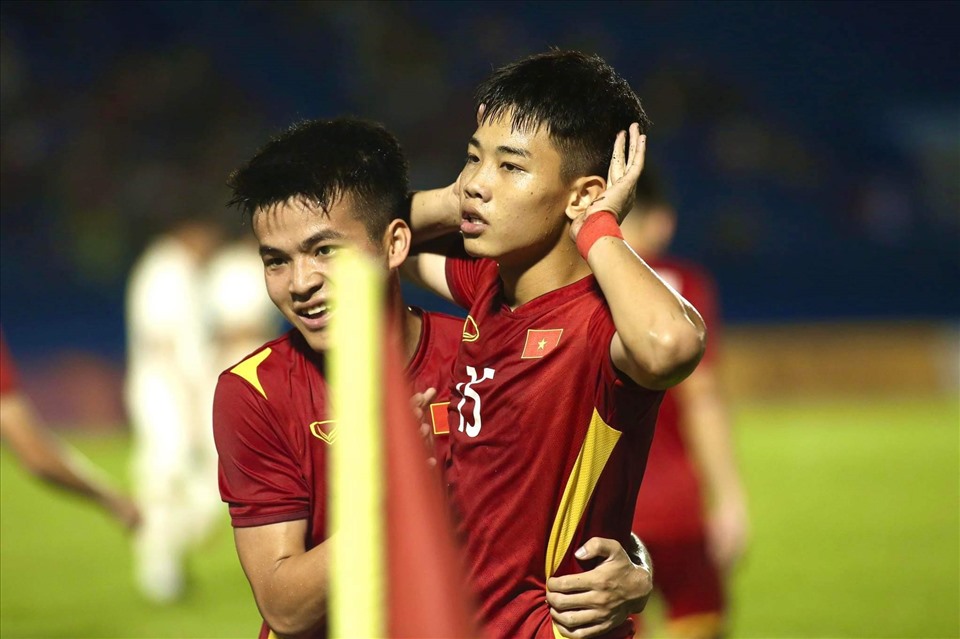 Phút 14: Vào! Tiền vên Đình Bắc có pha dứt điểm gọn gàng trong vòng cấm ghi bàn thắng mở tỉ số cho U19 Việt Nam.