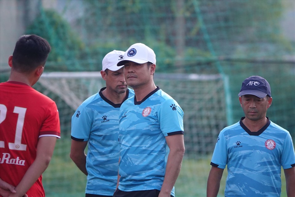 Trong buổi tập chiều 9.8, ông Trần Minh Chiến đã không có mặt. Quyền huấn luyện viên Nguyễn Hữu Thắng cùng các trợ lý đã có mặt tại sân rất sớm, trước các cầu thủ 30 phút. Ông bàn bạc kỹ với các trợ lý về giáo áo tập luyện trong ngày đầu tiên nhận nhiệm vụ.
