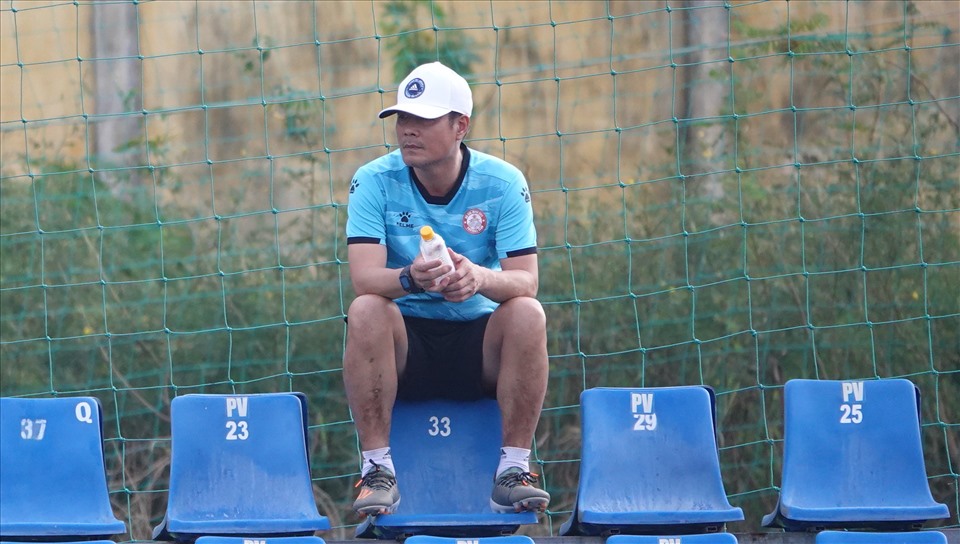 Huấn luyện viên Nguyễn Hữu Thắng ngồi một mình, quan sát các cầu thủ chia đội hình đá đối kháng từ xa. Ông bộc lộ rất ít cảm xúc, để các trợ lý trực tiếp điều hành buổi tập.