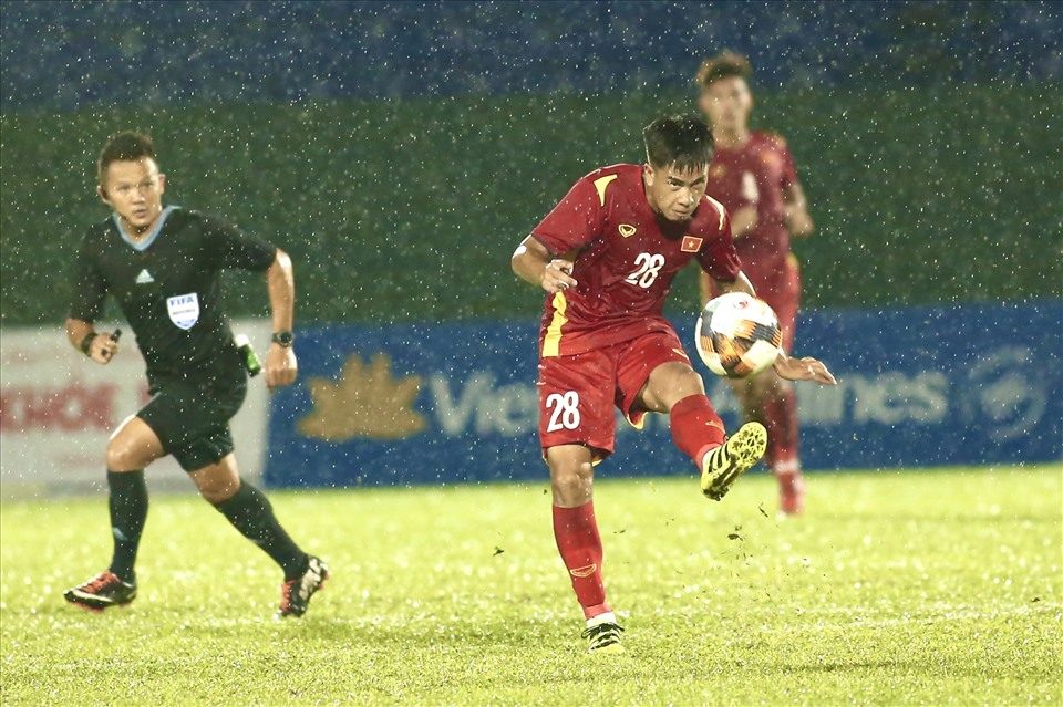 U19 Việt Nam triển khai lối đá chắc chắn trước U19 Thái Lan. Ảnh: Thanh Vũ