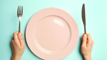 Không nên bỏ bữa tối mà có thể ăn ít đi. Ảnh: Shutterstock
