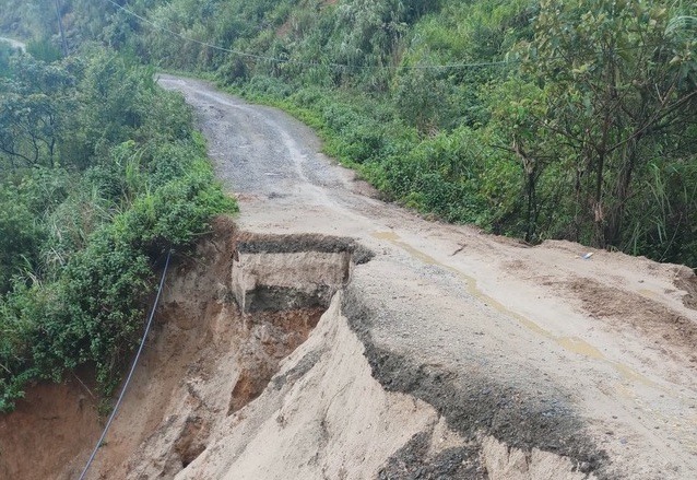 Nhiều tuyến đường ở Điện Biên do địa hình miền núi, hiểm trở, độ đốc lớn, mưa lũ diễn biến phức tạp thường xuyên gây sụt sạt, hư hỏng. Ảnh: Trần Vương