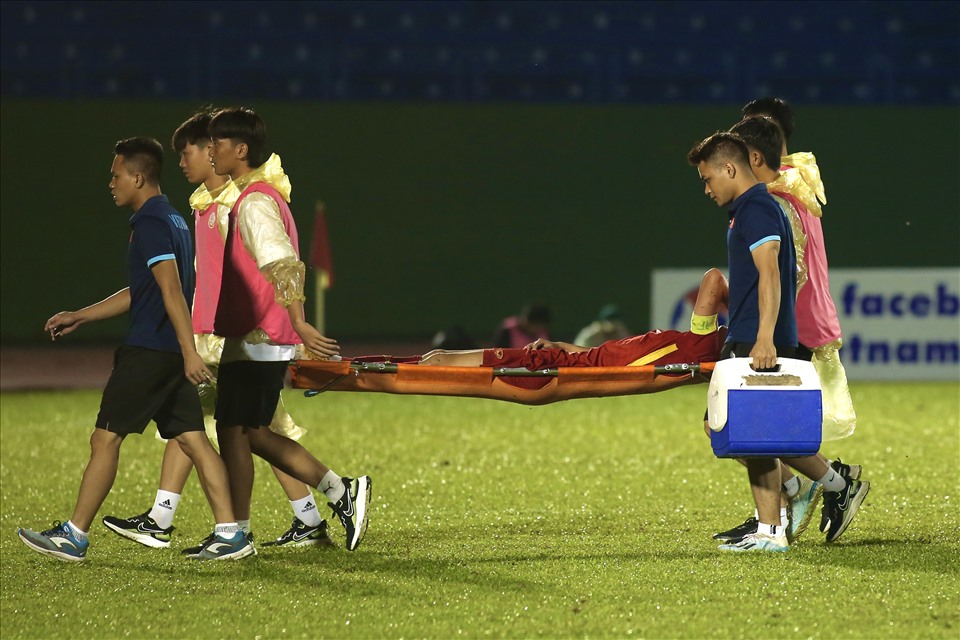Văn Trường rời sân bằng cán trong trận gặp U19 Thái Lan. Ảnh: Thanh Vũ